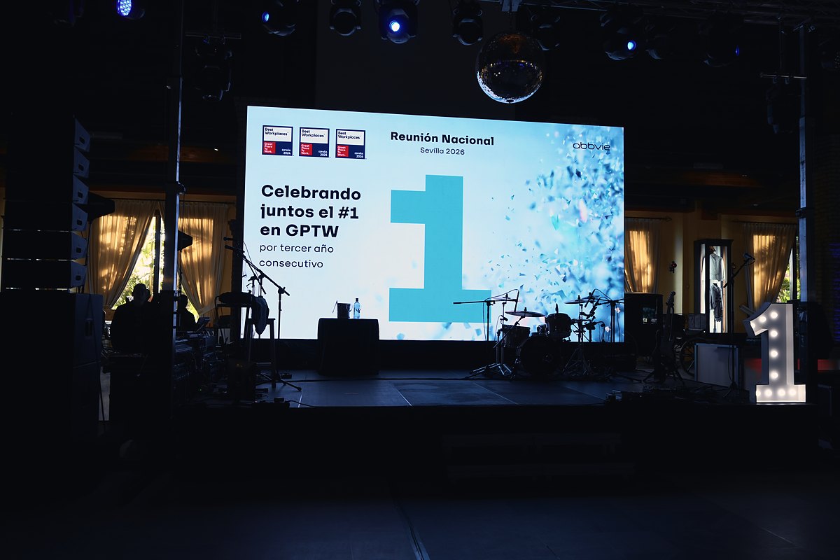 Escenario con pantalla LED y letras luminosas montado para la reunión nacional de una compañía farmacéutica en Sevilla