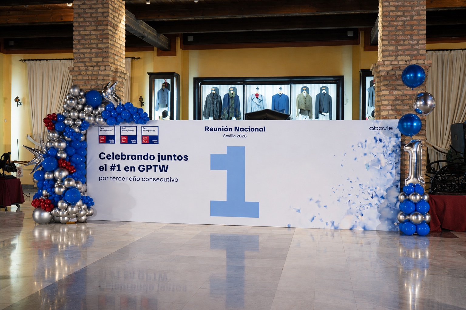 Photocall de la reunión nacional de una compañía farmacéutica, con globos y letras luminosas, en una hacienda de Sevilla