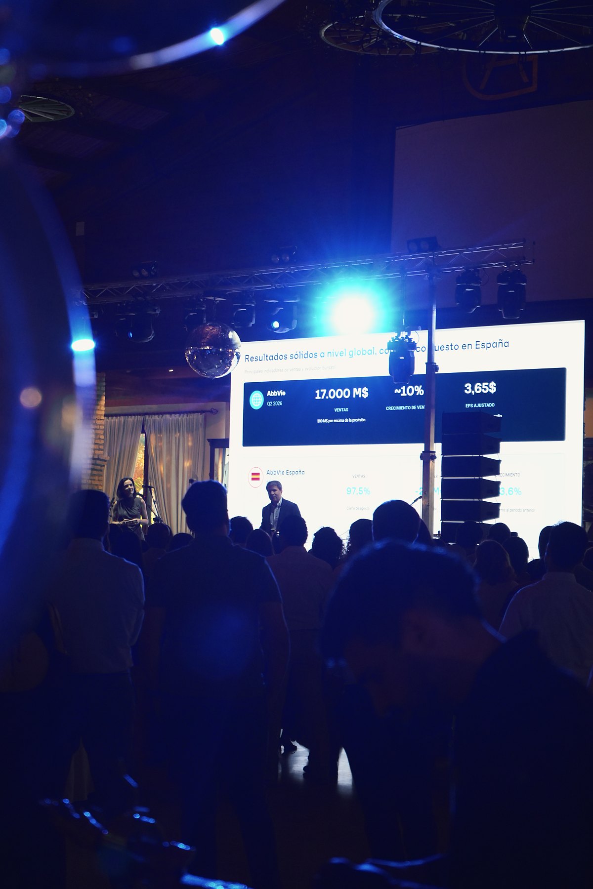 Sala de gran aforo llena de público ante las pantallas del escenario, durante una convención de empresa