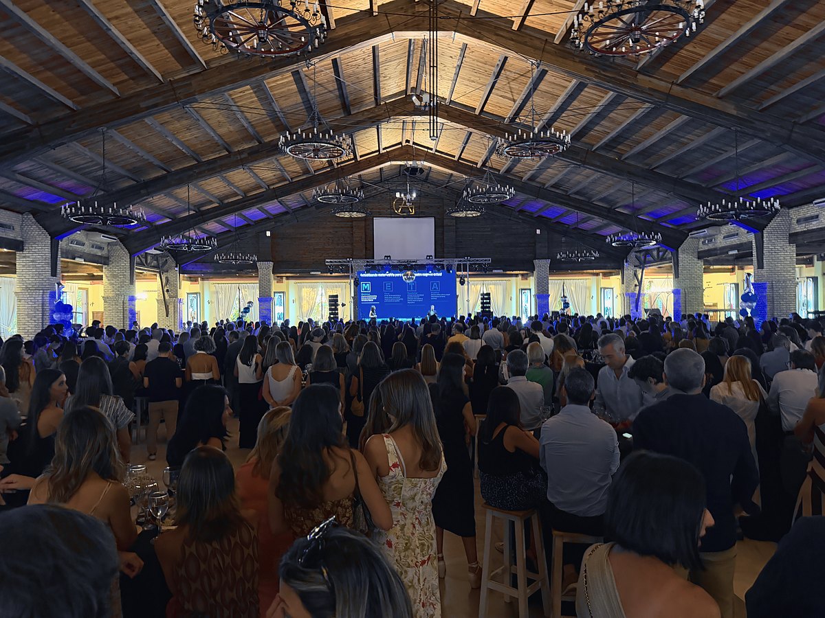 Plenaria de una convención de empresa en la nave de una hacienda sevillana, con cientos de asistentes ante la pantalla