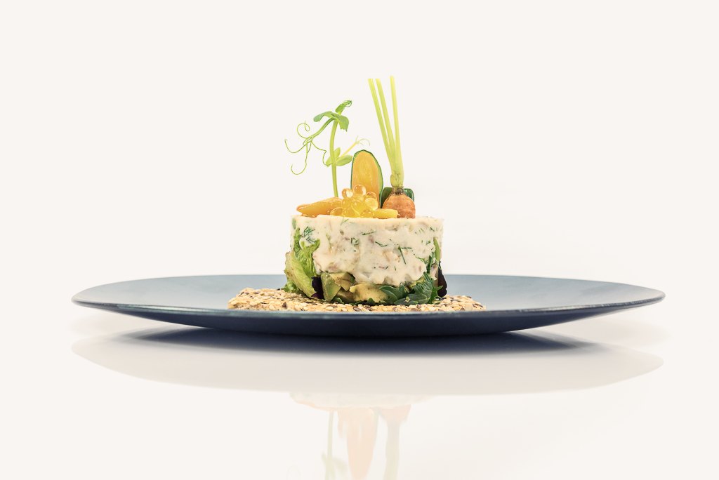 Timbal de verduras y brotes sobre crujiente, opción vegetal del menú