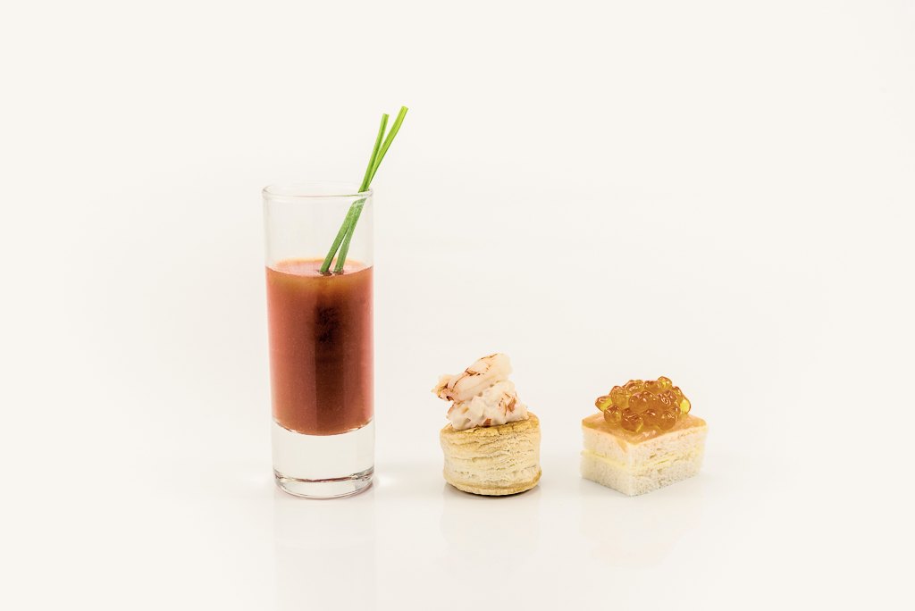 Chupito de gazpacho con cebollino, volován de marisco y tosta de huevas