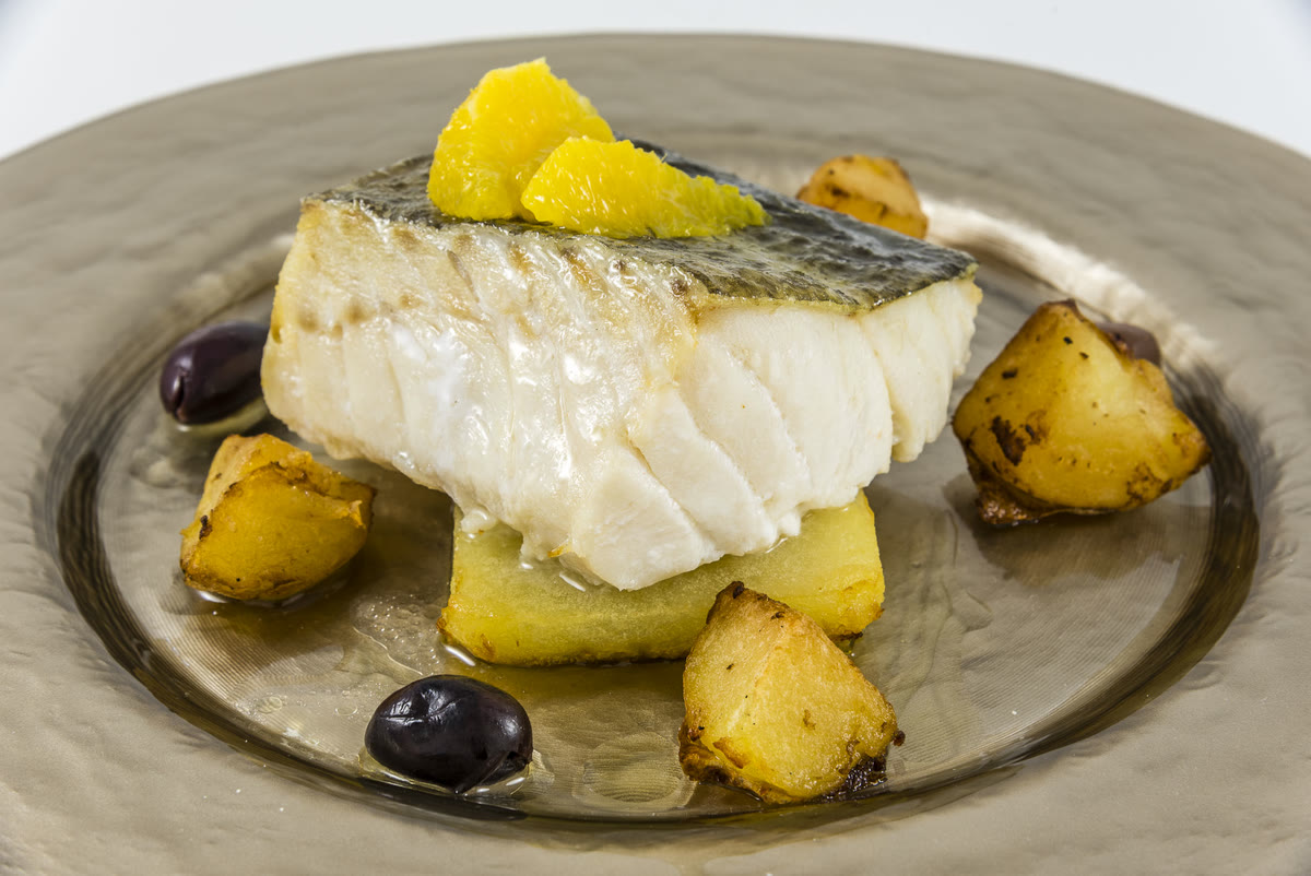 Lomo de pescado blanco sobre patatas confitadas con aceitunas, plato principal de gala